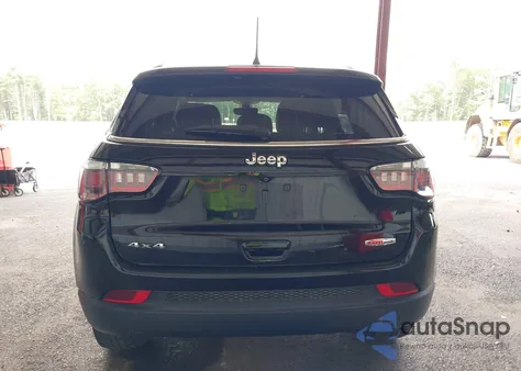 2018 Jeep Compass Latitude 4X4 z USA, uszkodzony, nr VIN 3C4NJDBB4JT457018